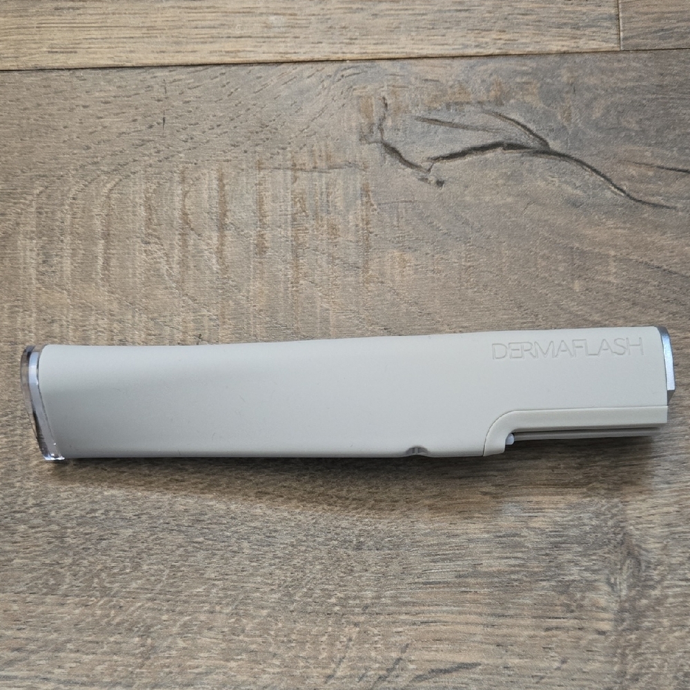 Dermaflash Exfoliating Device in Gray